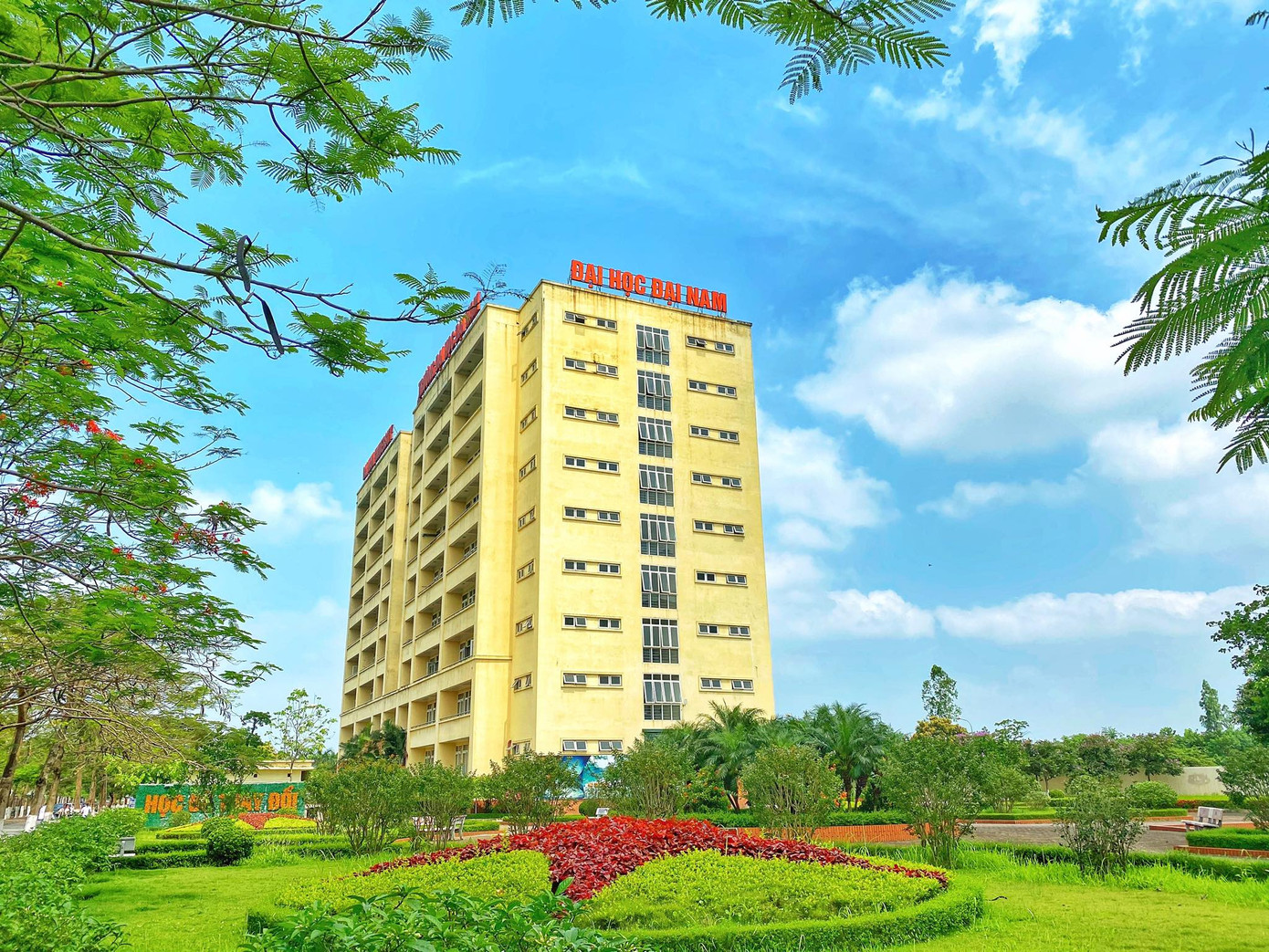 Những tọa độ “check in” đẹp mê mẩn tại Đại học Đại Nam ảnh 15