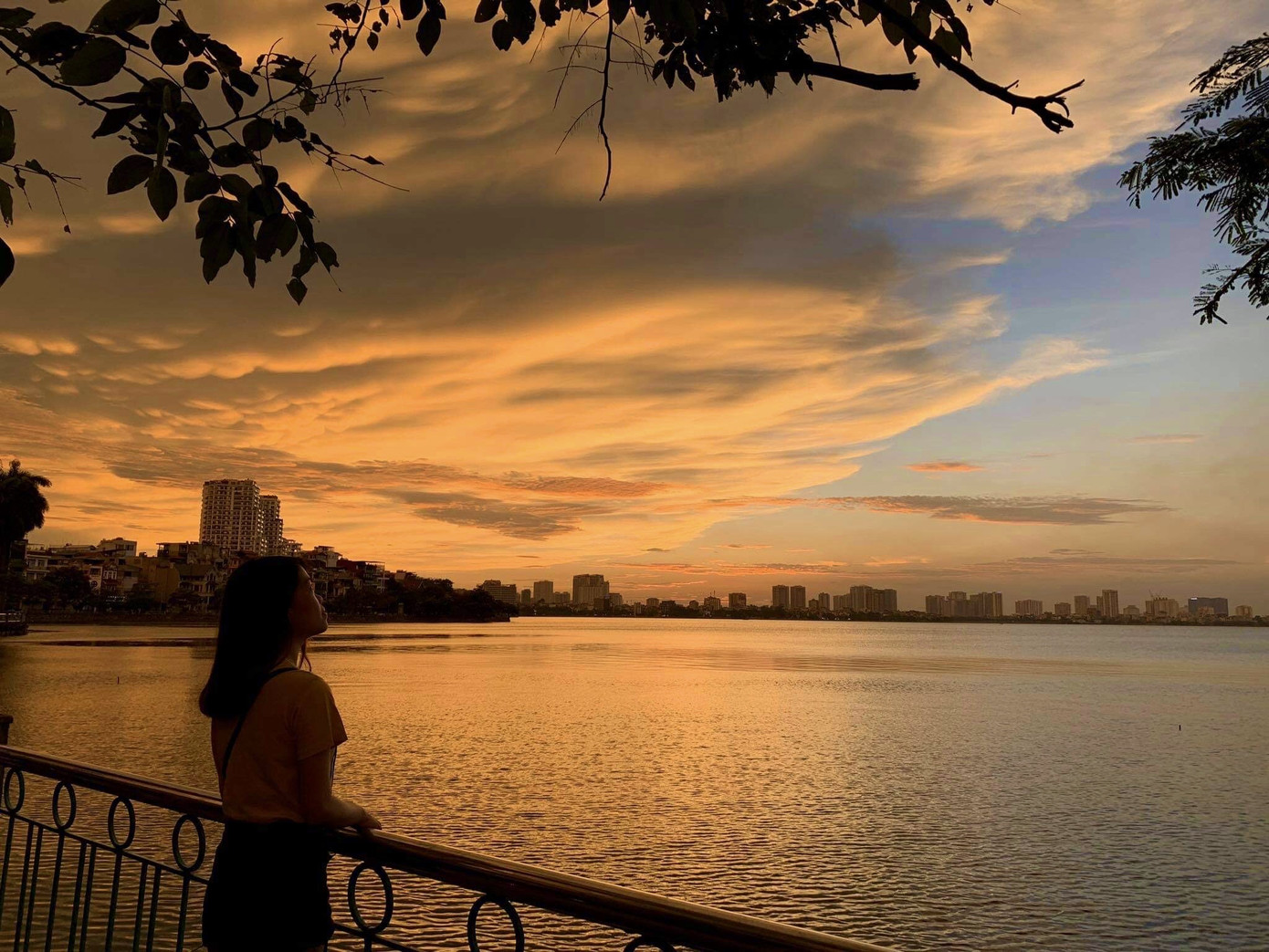 Hoàng hôn hồ Tây: Điểm check-in, thư giãn của giới trẻ Hà Thành ảnh 3