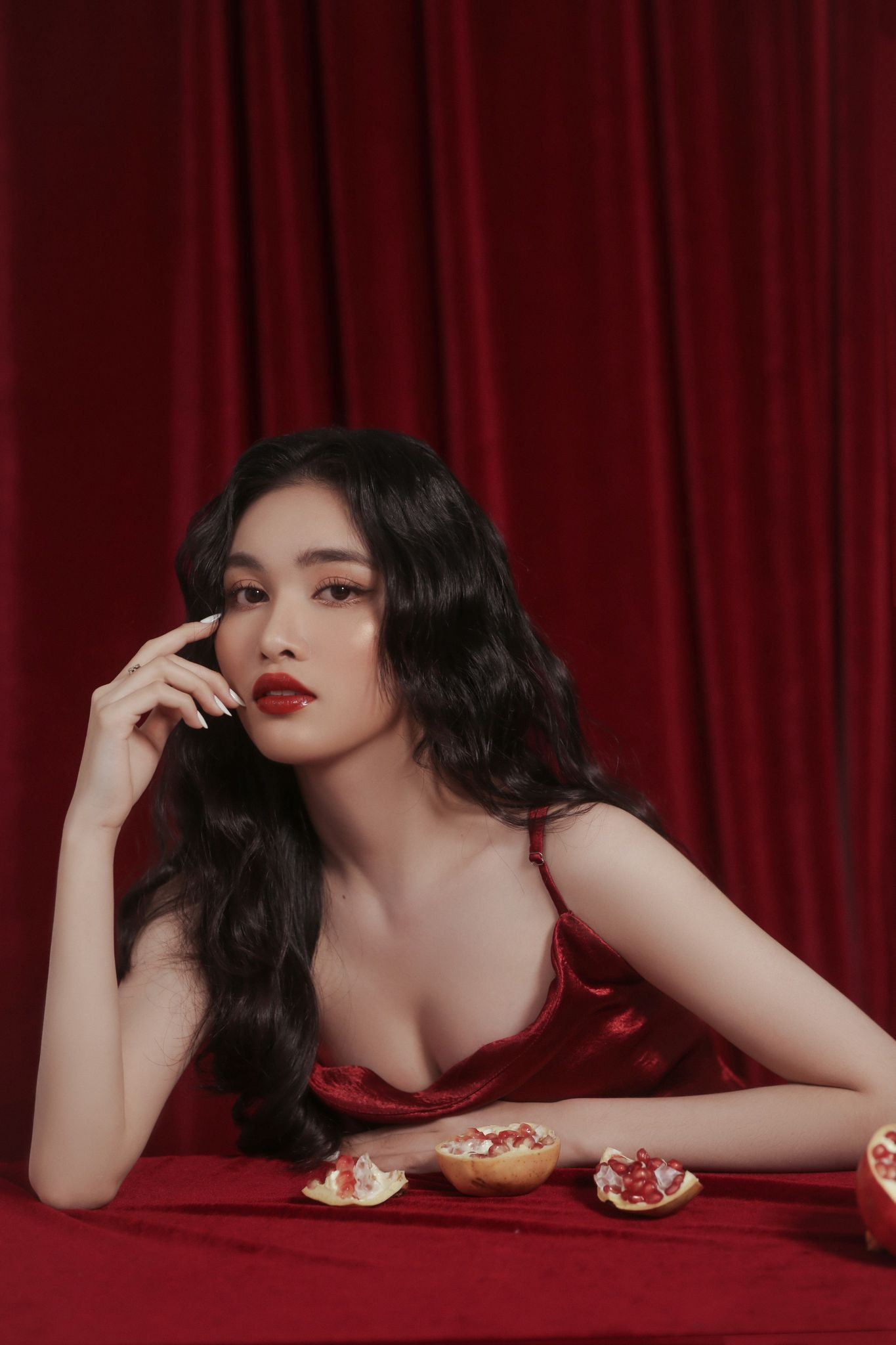 Người đẹp Hồng Nhung khoe vẻ đẹp hút hồn trong bộ ảnh đón năm mới ảnh 7