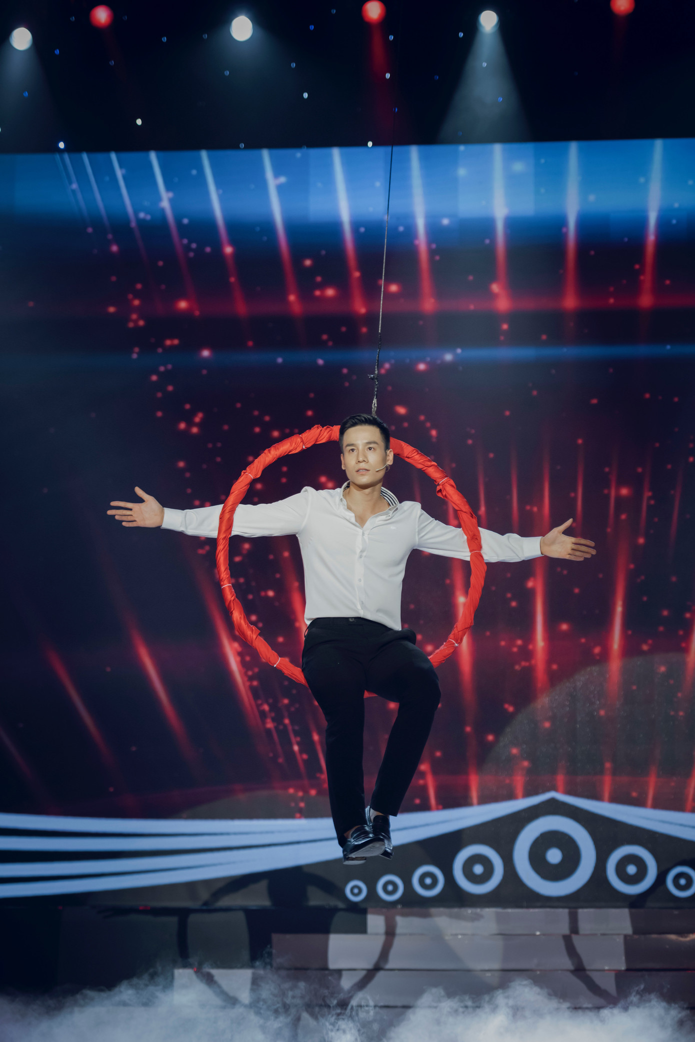 Nam vương Cao Xuân Tài khóc nghẹn ôm bố mẹ trên sóng truyền hình ảnh 2