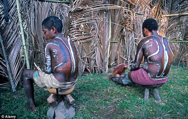 Bộ tộc bé trai phải chịu đau đớn chết người khi bị rạch da để giống vảy cá sấu ảnh 6