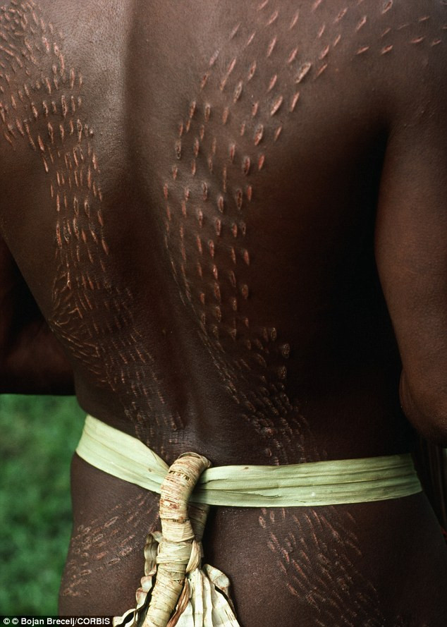 Bộ tộc bé trai phải chịu đau đớn chết người khi bị rạch da để giống vảy cá sấu ảnh 1