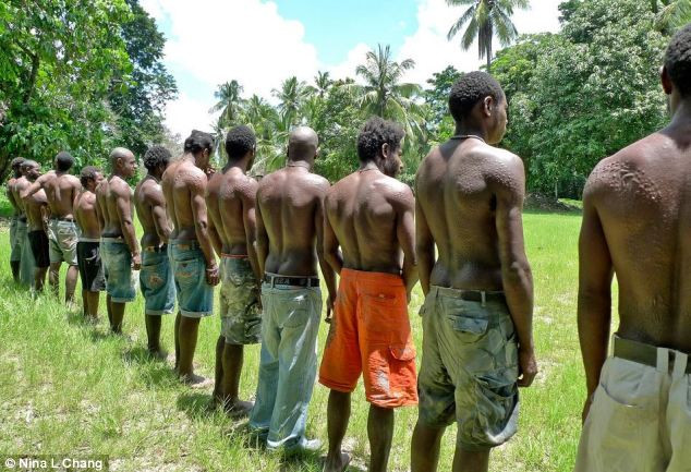 Bộ tộc bé trai phải chịu đau đớn chết người khi bị rạch da để giống vảy cá sấu ảnh 3