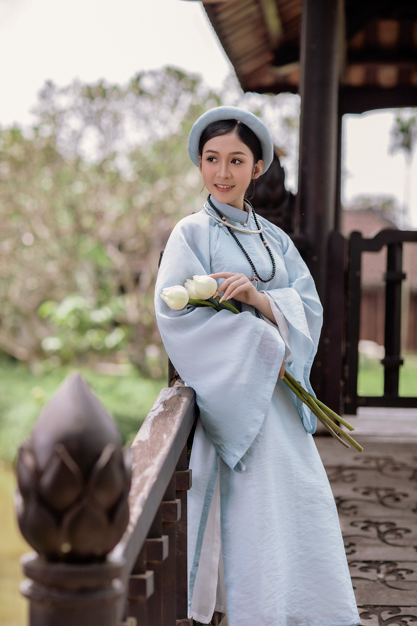 Hoa khôi Hutech đẹp dịu dàng trong áo dài cổ phục Việt Nam ảnh 14