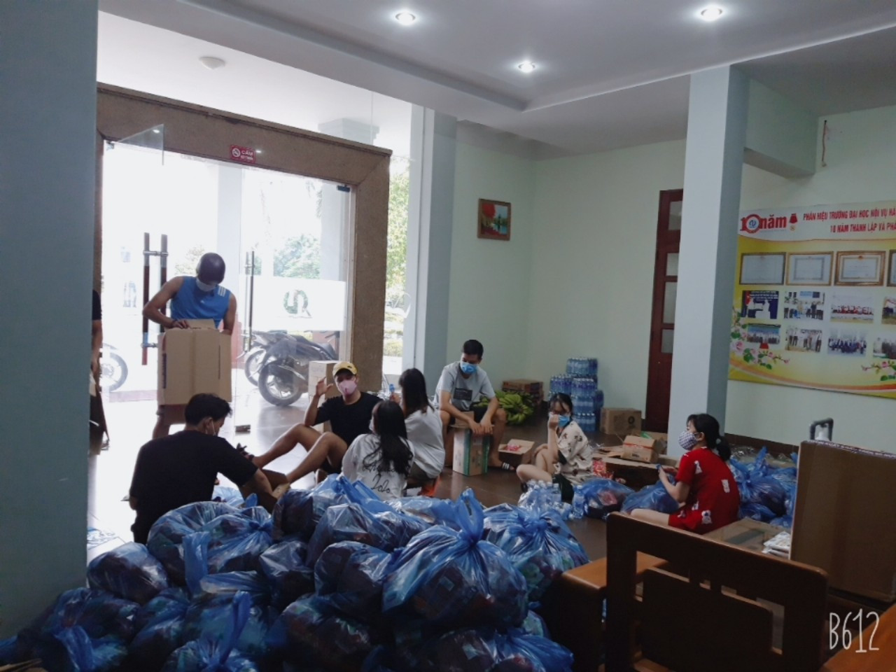 Khi cả nhà trường và sinh viên cùng chung tay chống dịch COVID-19 ảnh 9