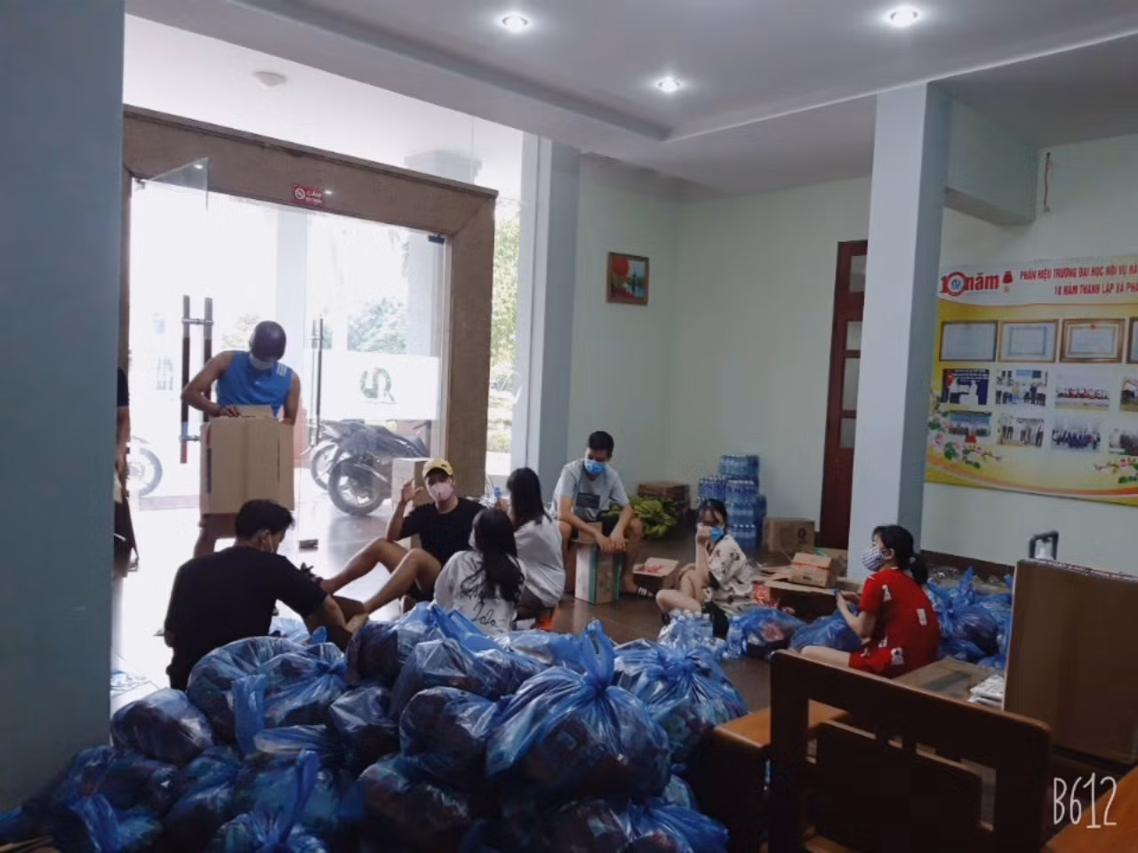 Khi cả nhà trường và sinh viên cùng chung tay chống dịch COVID-19 ảnh 9