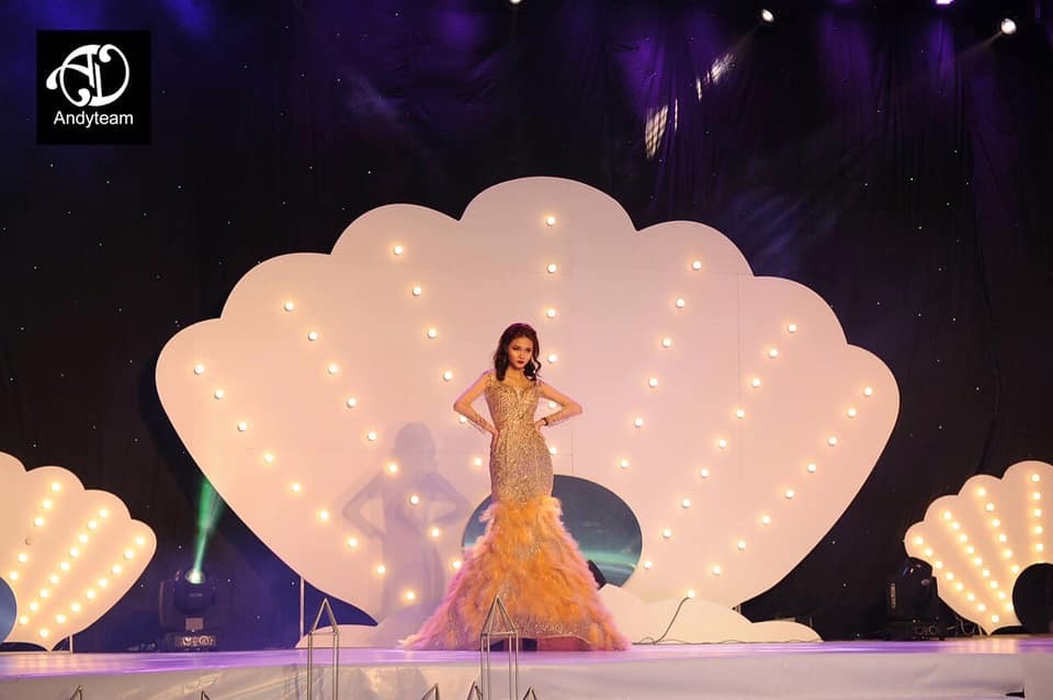 Bông hoa khác biệt giữa một rừng hoa ảnh 14