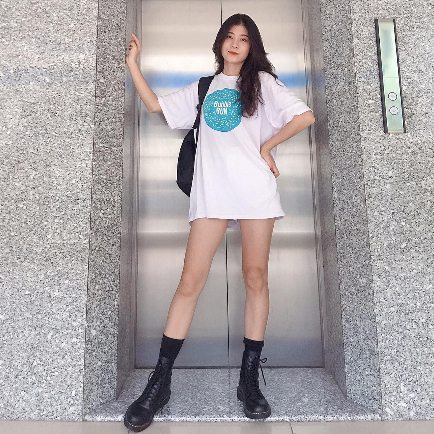 Vẻ đẹp trong veo của nữ sinh Hutech trong bộ đồng phục trường ảnh 5