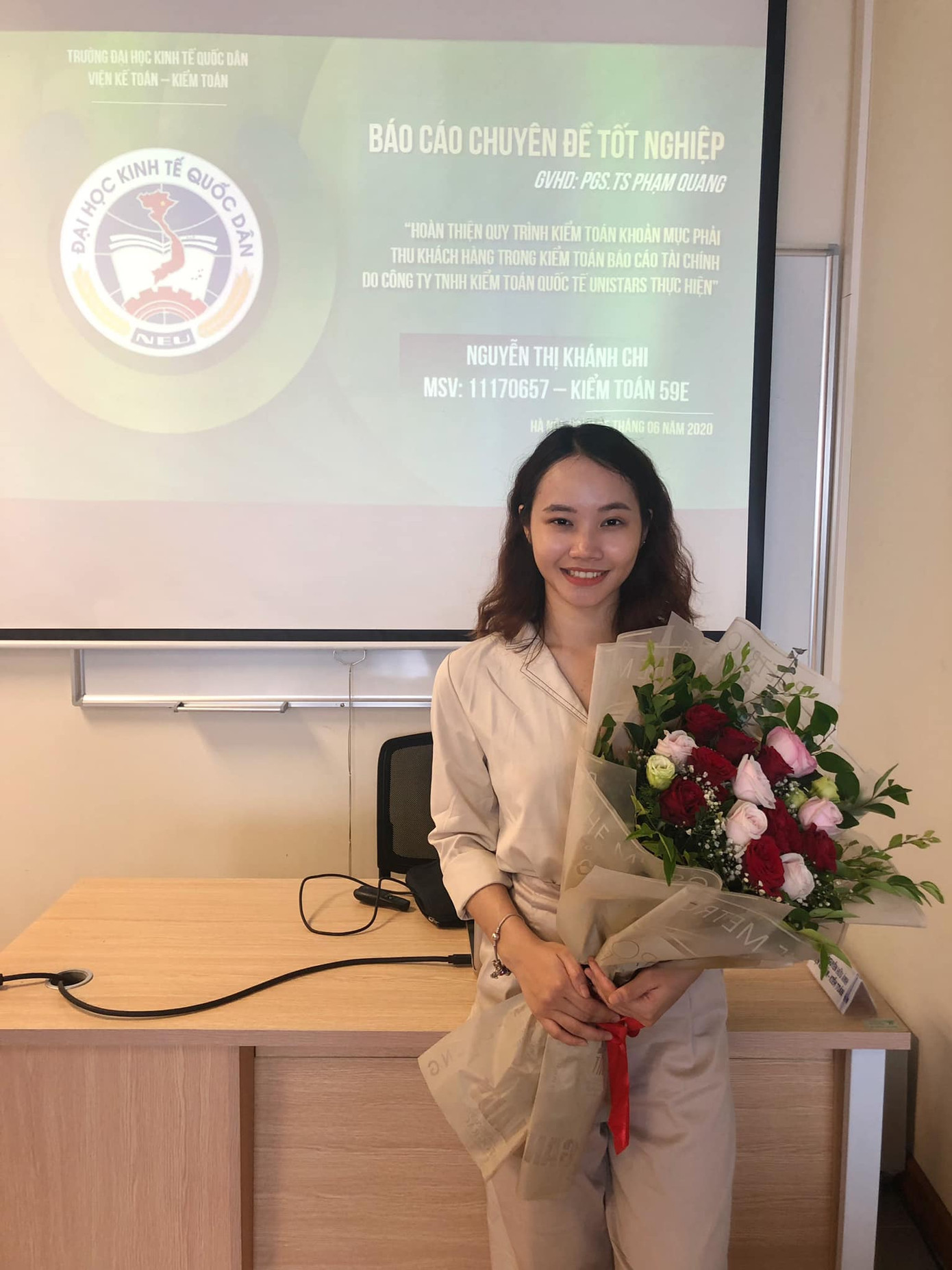 Tân cử nhân trẻ tuổi nhất trường ĐH Kinh tế Quốc dân là Đảng viên, sinh viên xuất sắc ảnh 5