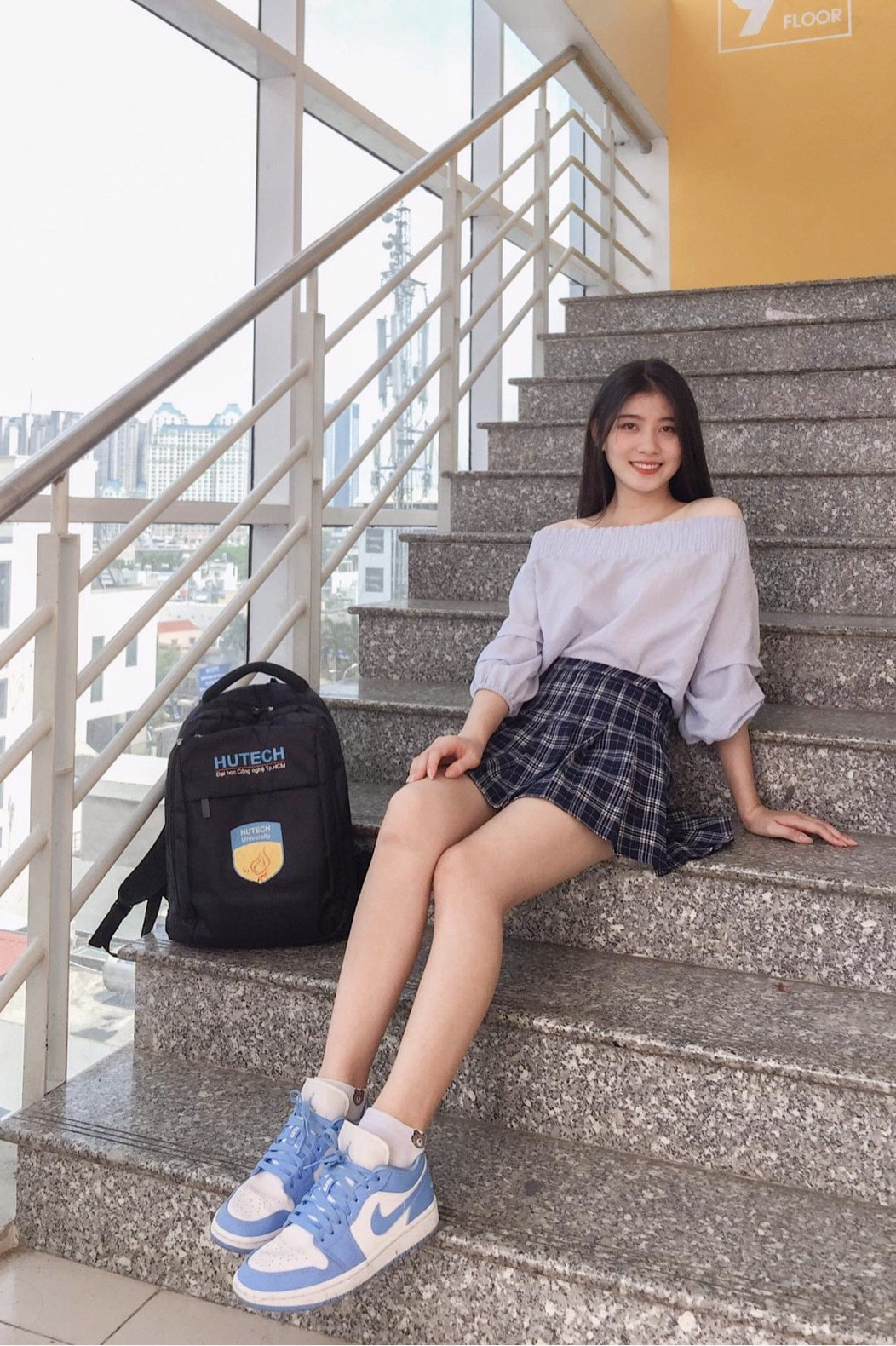 Vẻ đẹp trong veo của nữ sinh Hutech trong bộ đồng phục trường ảnh 9