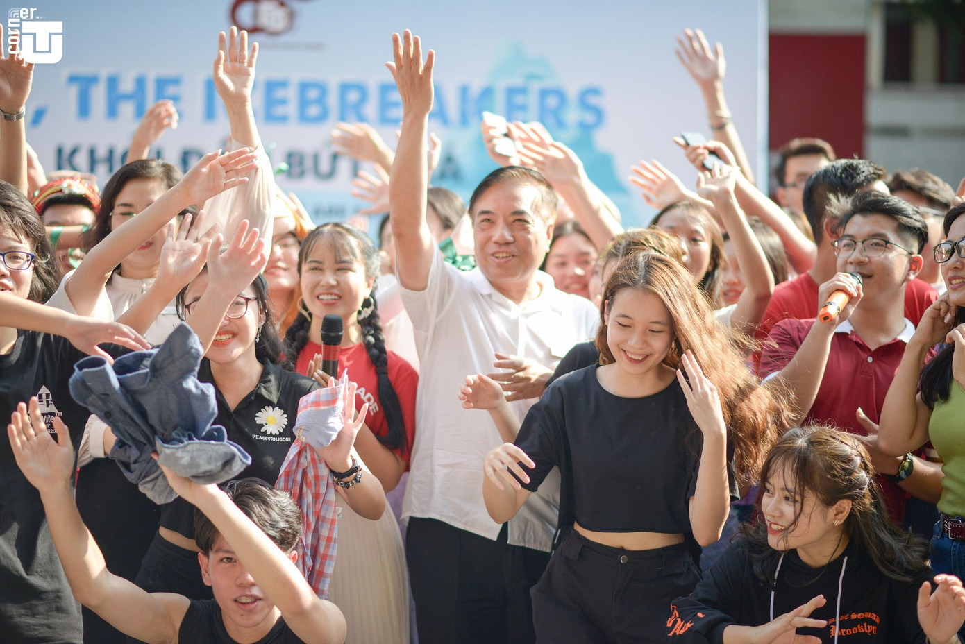 Thầy cô trường Đại học Ngoại thương “phá tan băng” cùng tân sinh viên ảnh 8