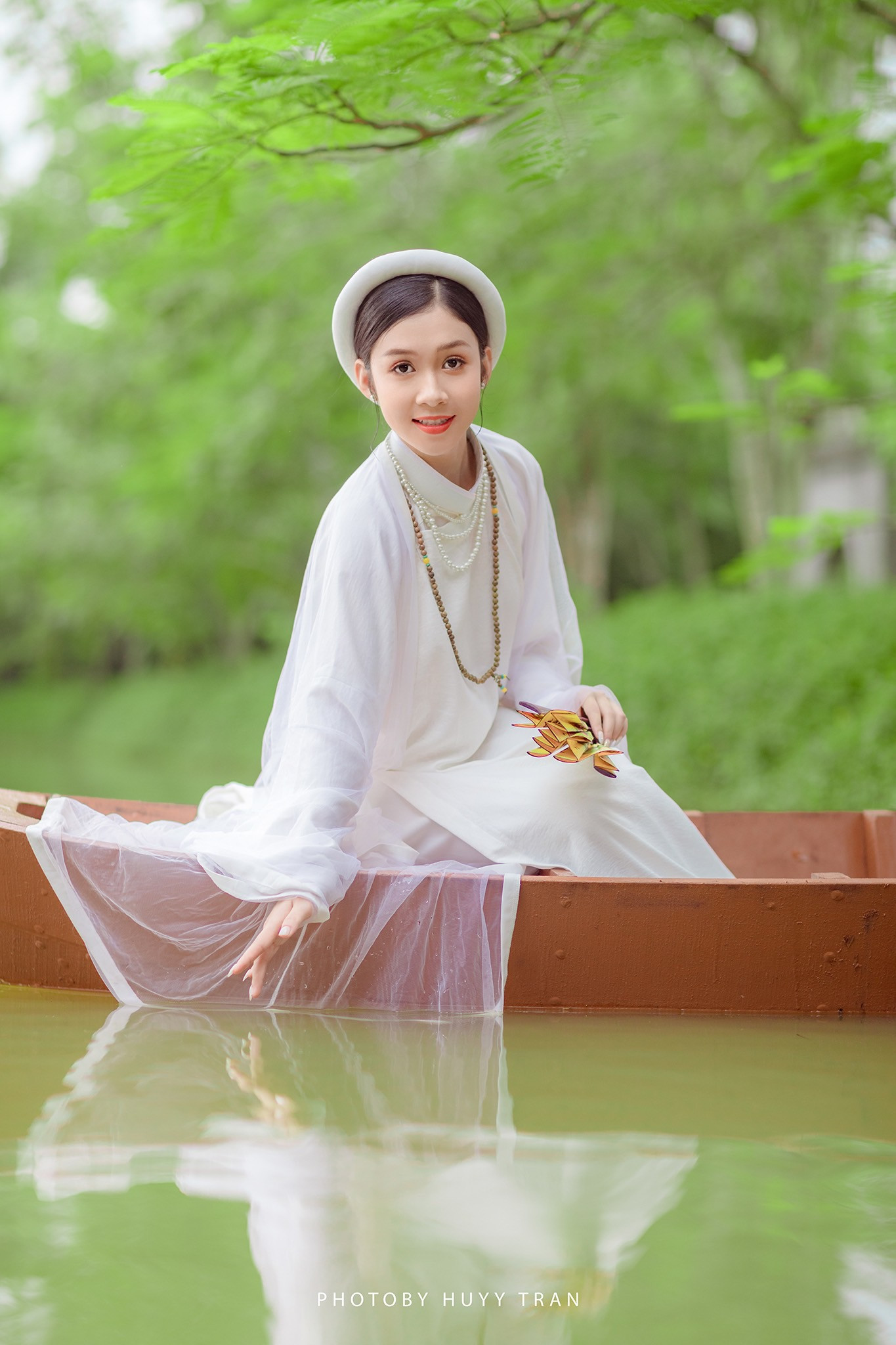 Hoa khôi Hutech đẹp dịu dàng trong áo dài cổ phục Việt Nam ảnh 1