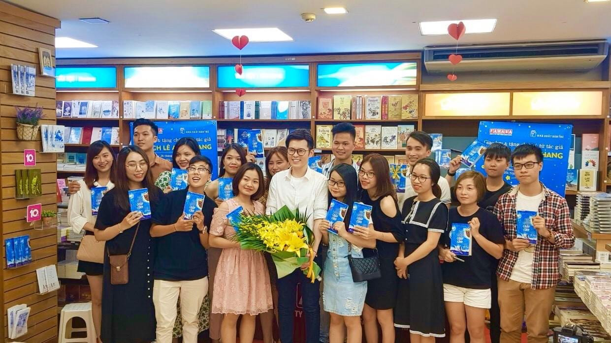 Anh Khang cùng bạn đọc Hà Nội trong buổi ra mắt sách ngày 28/6. Ảnh: Fb Quách Lê Anh Khang Nhà văn Anh Khang: “thả thính” 9 năm, tìm thấy chân tình là độc giả ảnh 3