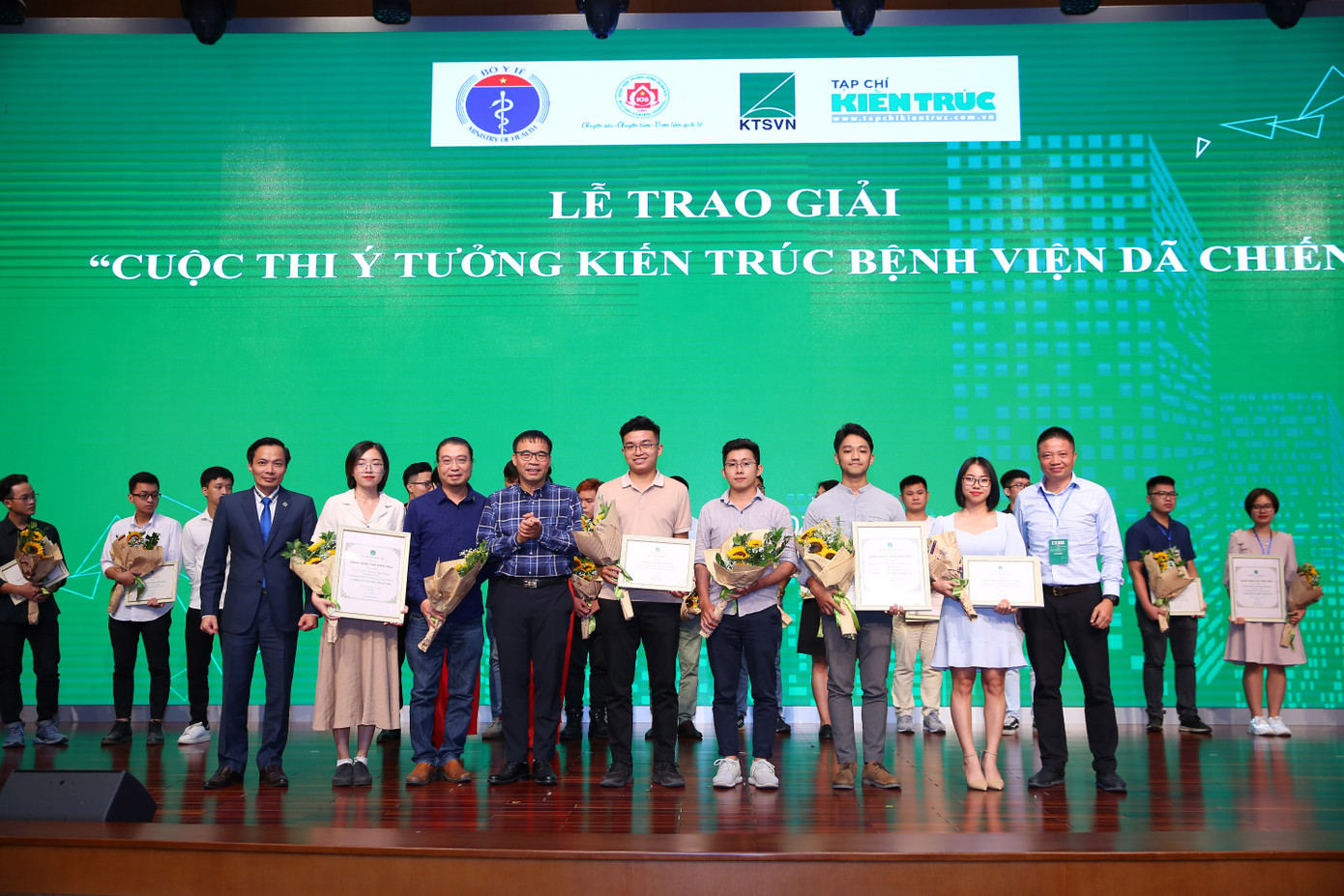 “Cú đúp” giải thưởng của sinh viên ĐH Kiến trúc tại cuộc thi thiết kế bệnh viên dã chiến ảnh 2