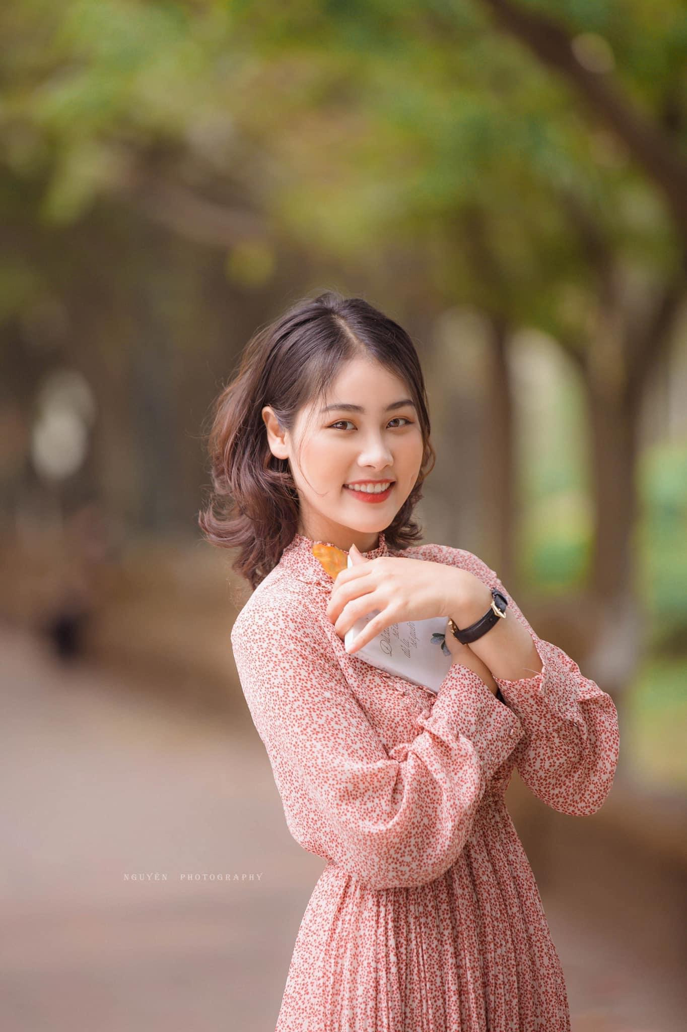 Cô giáo tương lai “gieo thương nhớ” với vẻ đẹp trong trẻo tựa nắng mai ảnh 1