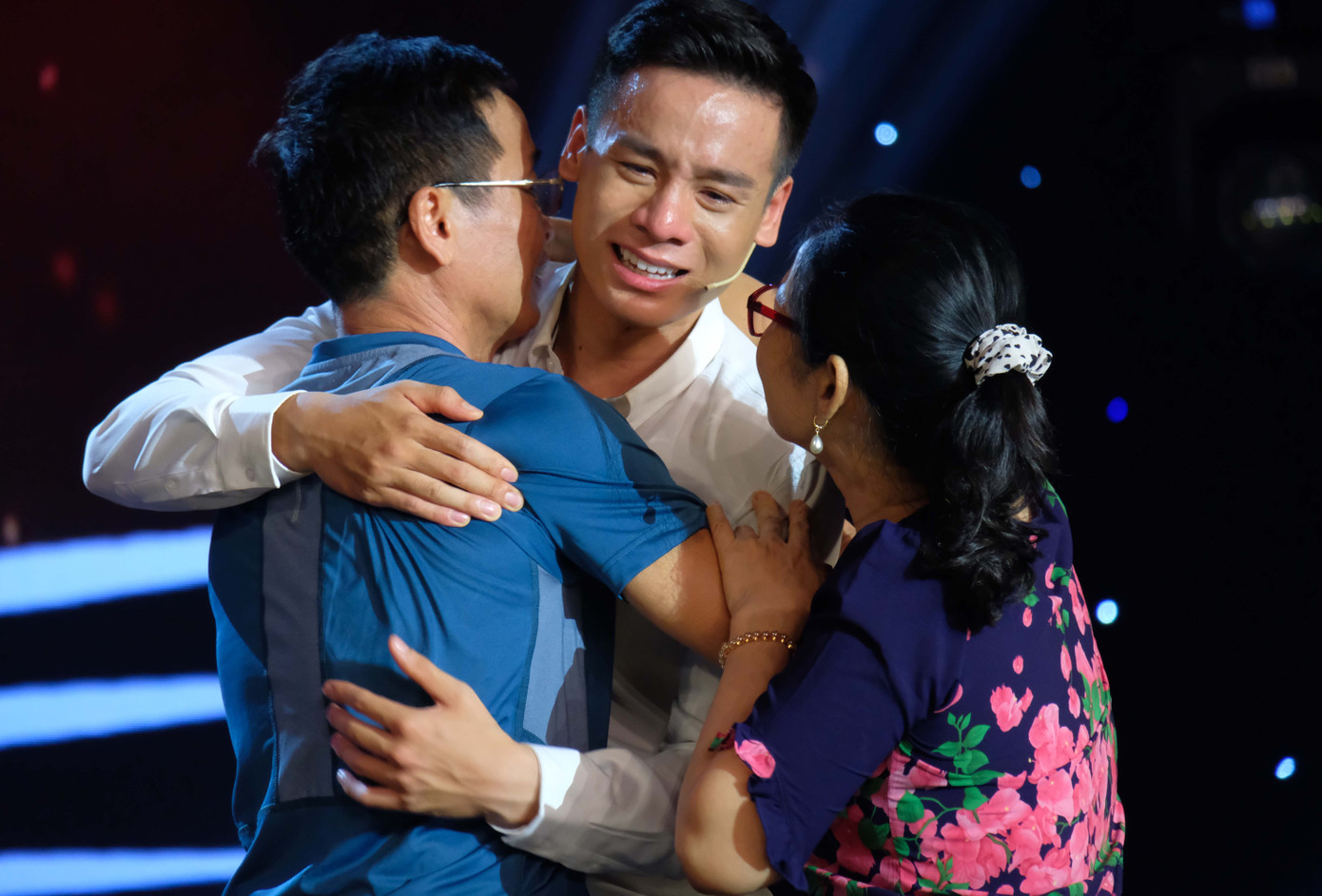 Nam vương Cao Xuân Tài khóc nghẹn ôm bố mẹ trên sóng truyền hình ảnh 4