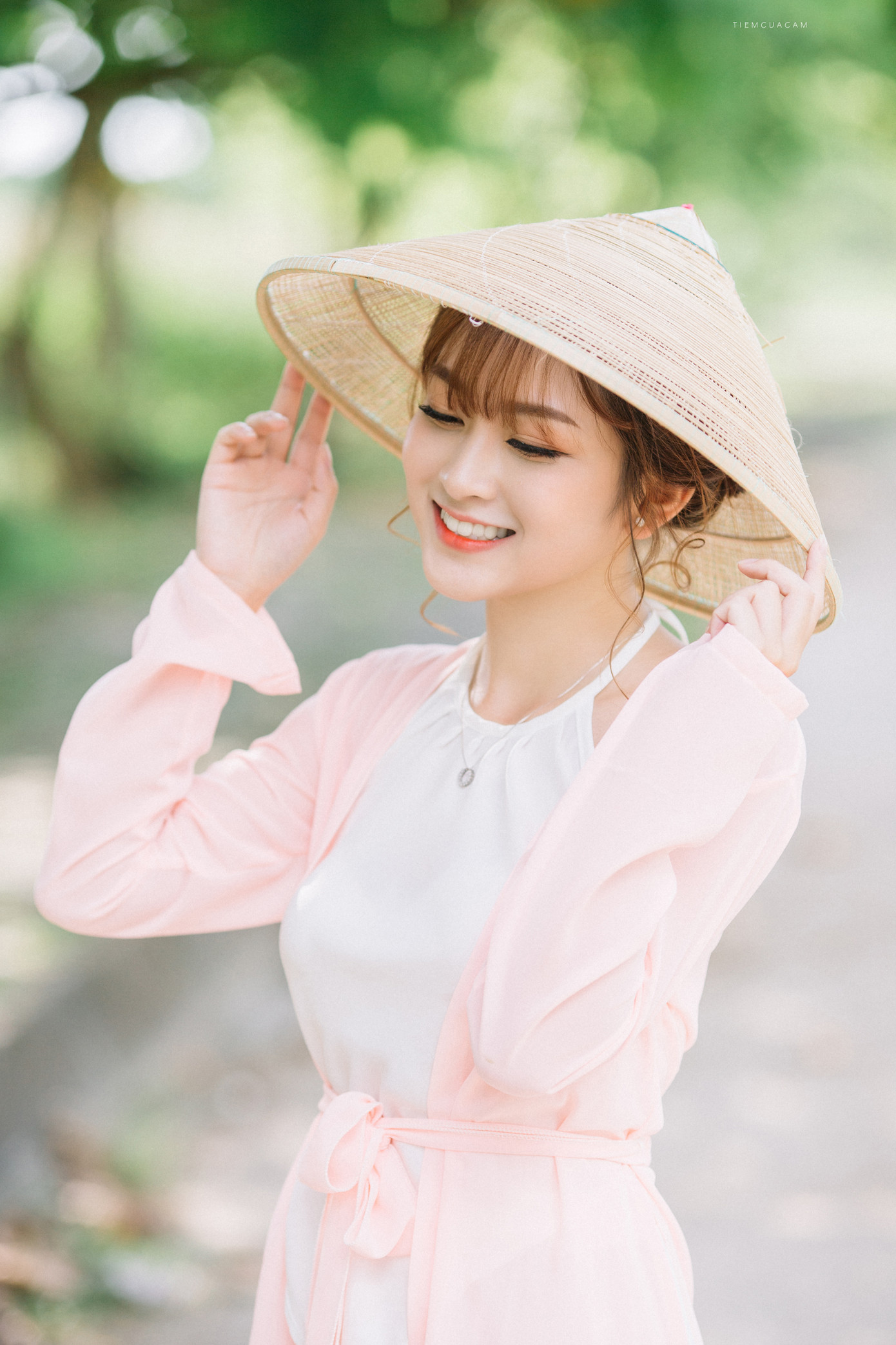 Nữ sinh Tài chính xinh đẹp trong tà áo tứ thân bên hoa sen dưới nắng Hè ảnh 11