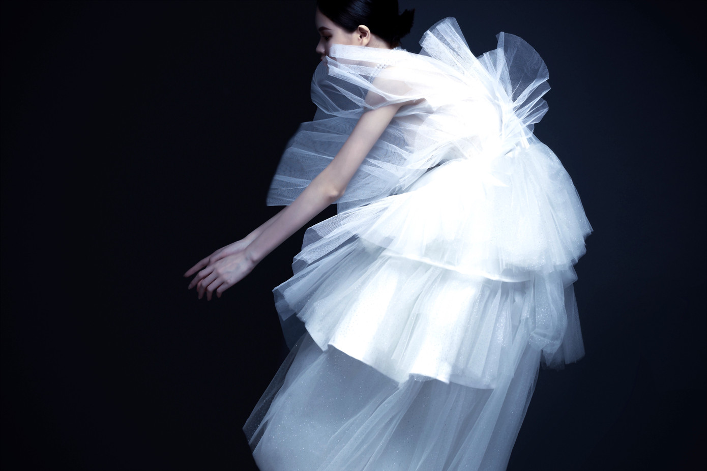 Bông hoa khác biệt giữa một rừng hoa ảnh 7