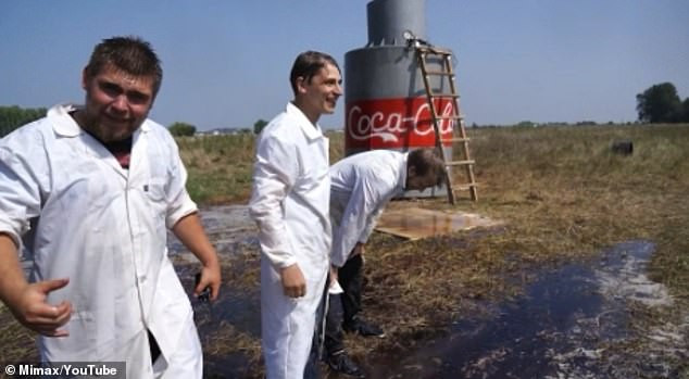 Khui chai Coca 10 ngàn lít trộn thuốc muối tạo tiếng nổ như bom, khí gas cao vài chục mét ảnh 2