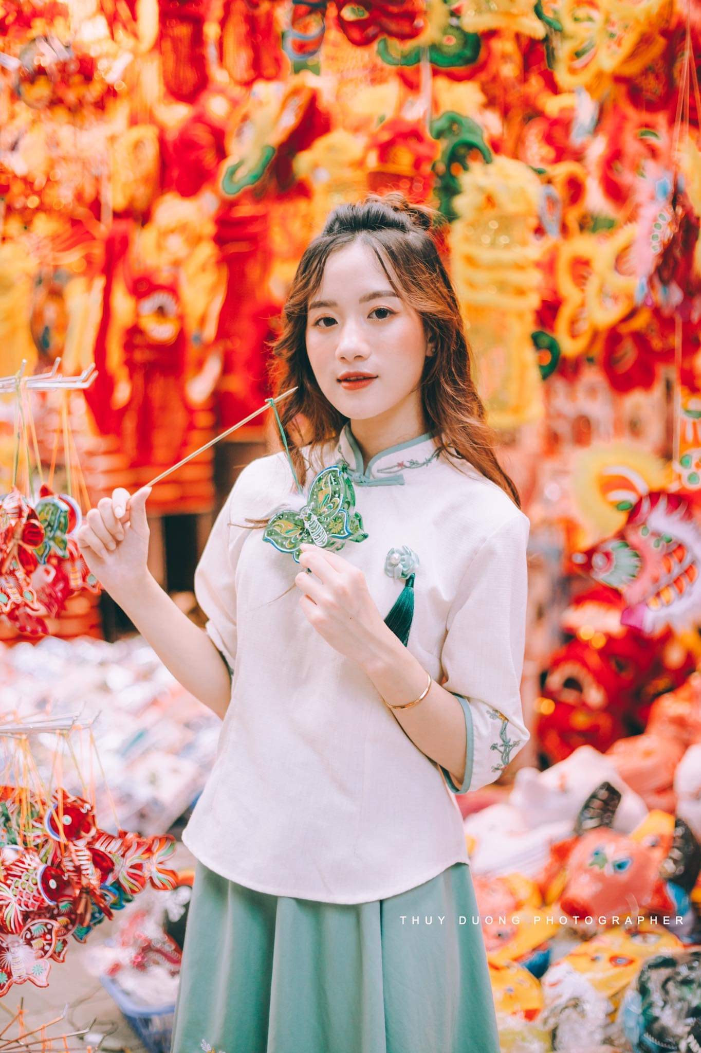 Nữ sinh 10X gây thương nhớ trong bộ ảnh đón Trung thu trên phố Hàng Mã ảnh 16