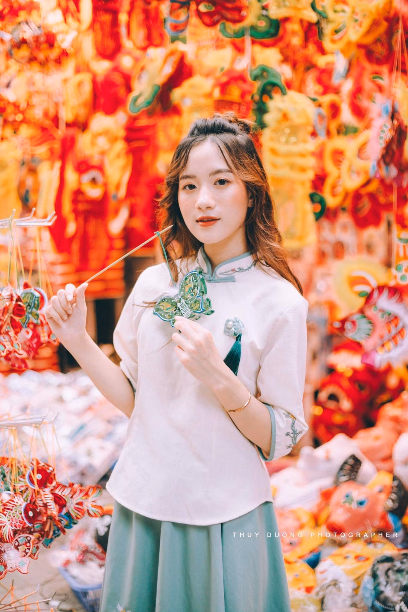 Nữ sinh 10X gây thương nhớ trong bộ ảnh đón Trung thu trên phố Hàng Mã ảnh 16