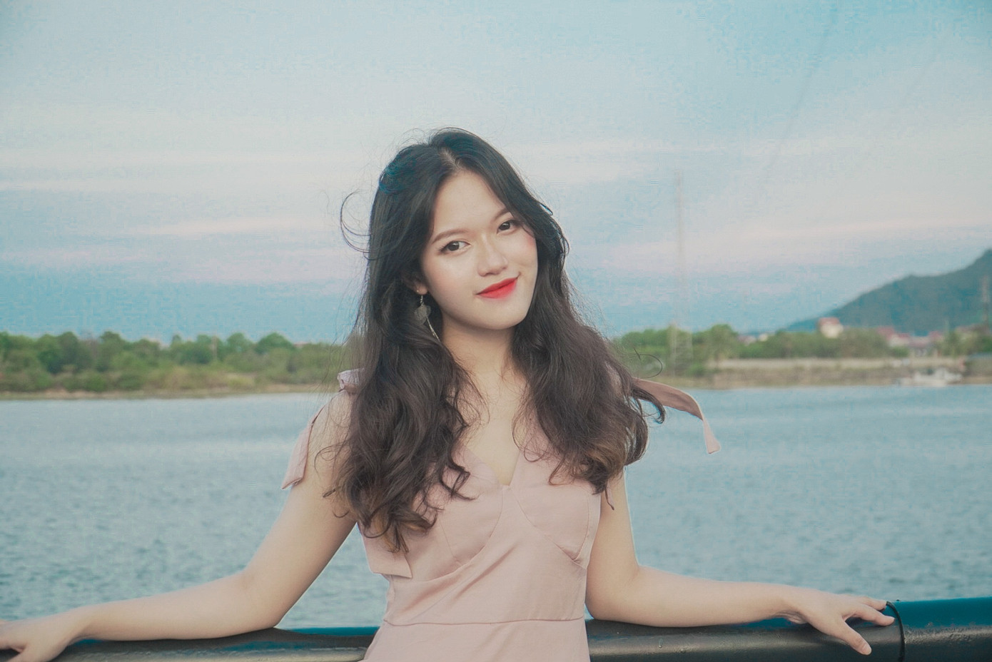 Sinh viên giỏi 3 năm kiêm người mẫu ảnh, diễn viên, Make-up Artist và dẫn chương trình ảnh 1