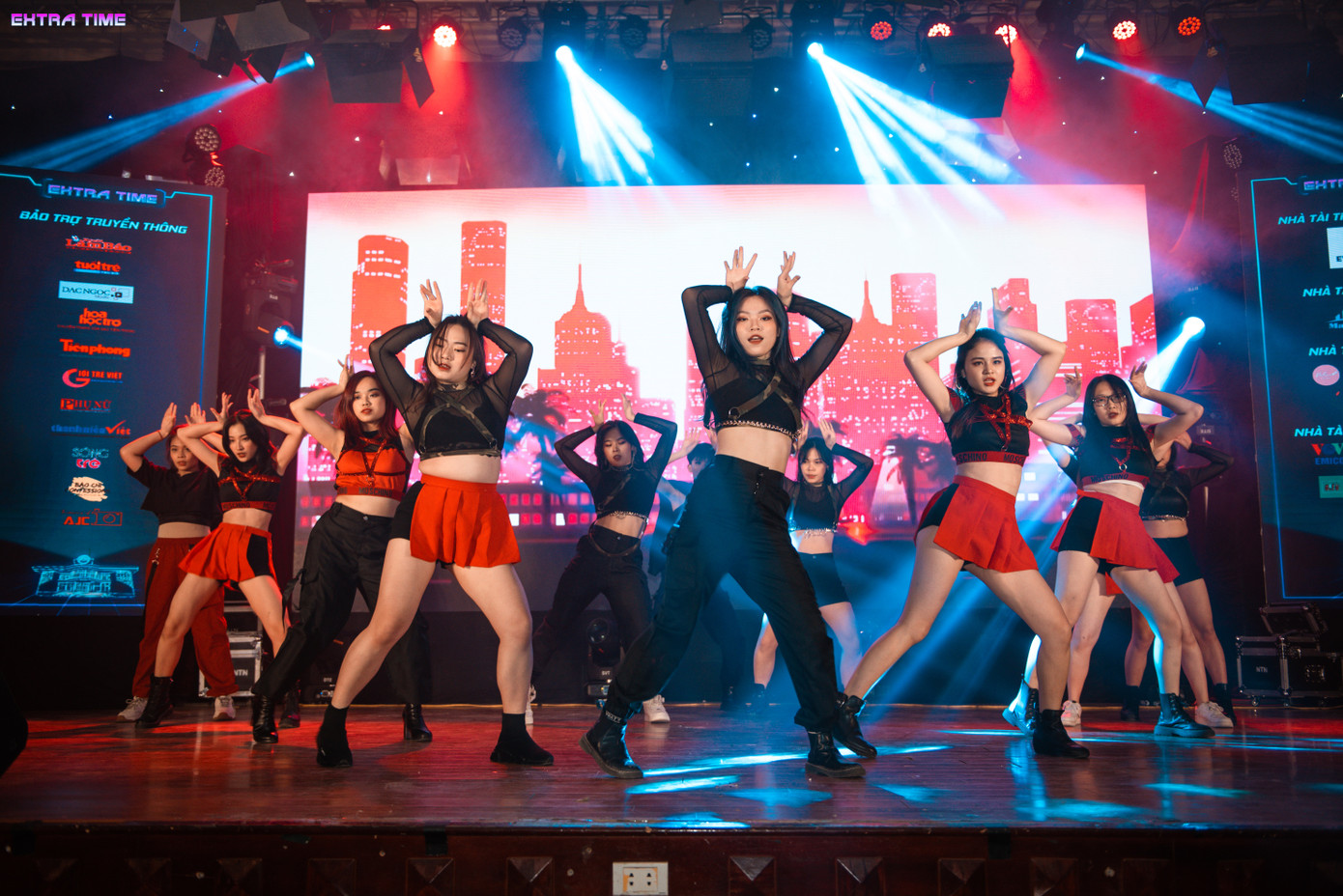 Ca sĩ Hoàng Dũng cháy hết mình tại đêm nhạc hội chào tân sinh viên trường Báo ảnh 4