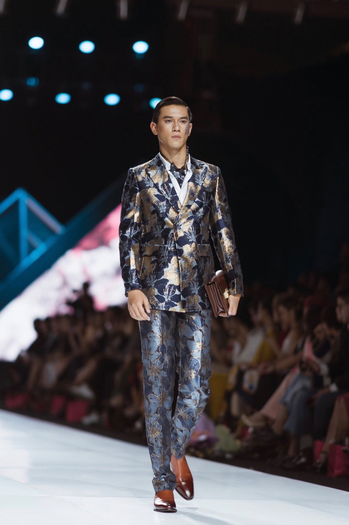 Nam sinh Tài chính Ngân hàng là Đảng viên, có thành tích học xuất sắc, thích làm người mẫu ảnh 4