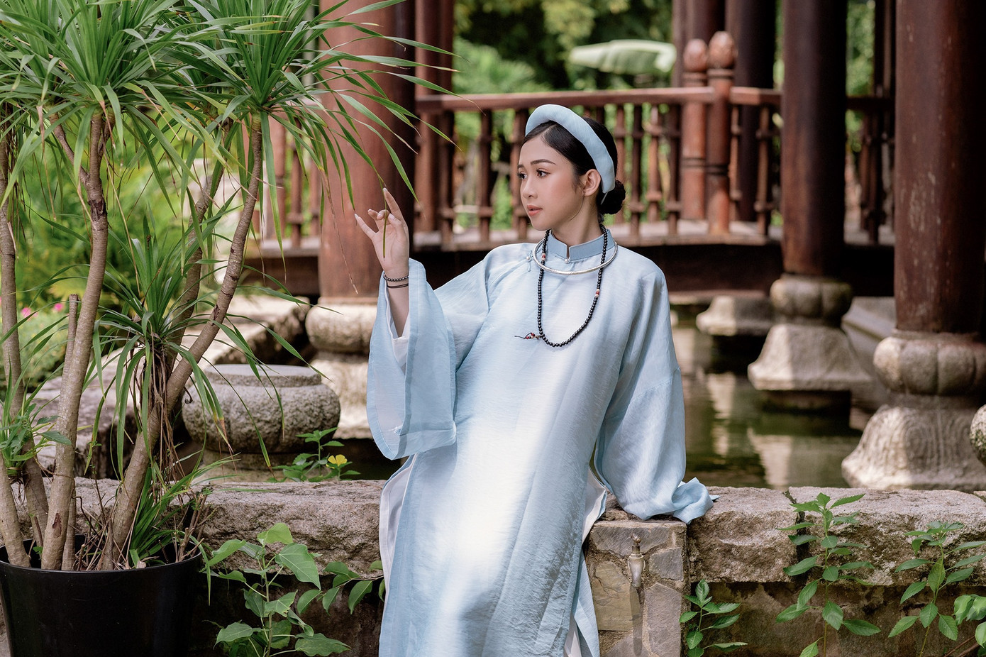 Hoa khôi Hutech đẹp dịu dàng trong áo dài cổ phục Việt Nam ảnh 12