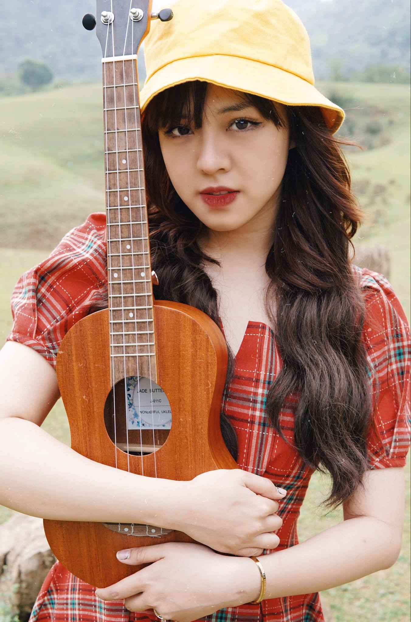 Cô sinh viên khoa Luật đam mê dẫn chương trình ảnh 1