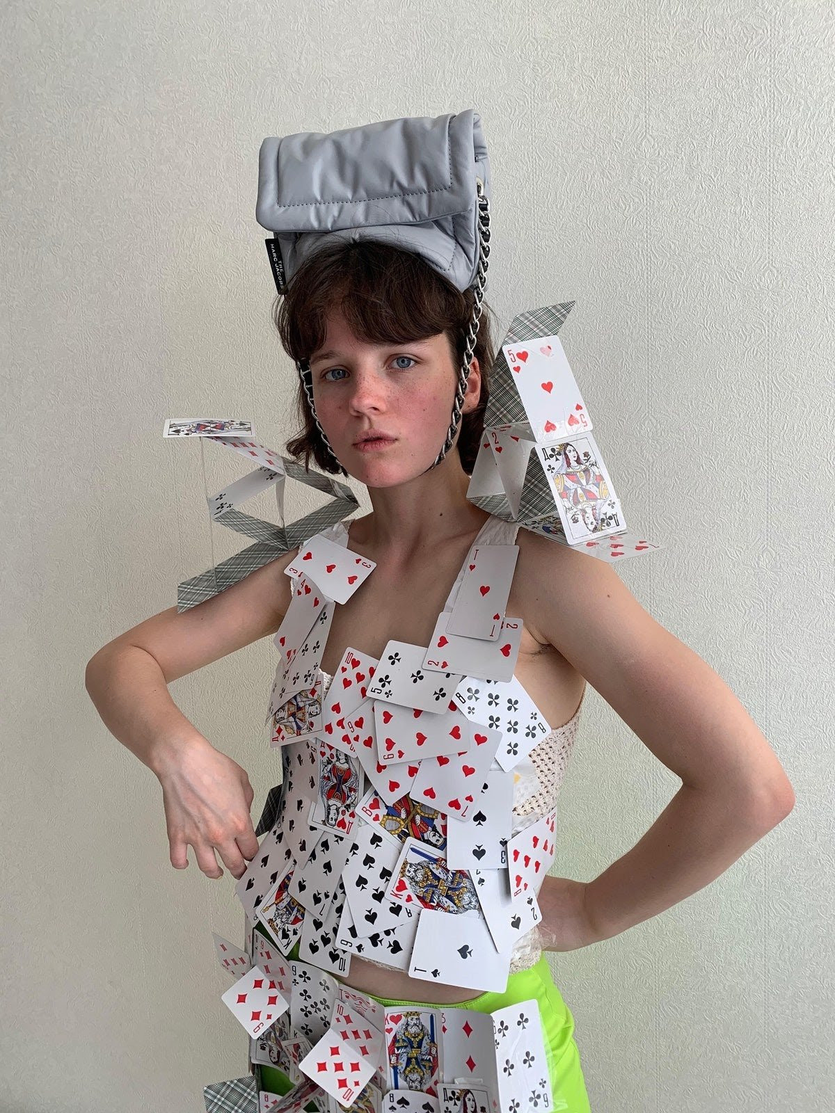 Cô gái 19 tuổi nổi tiếng nhờ tài thiết kế thời trang từ lá bài, đĩa CD ảnh 2