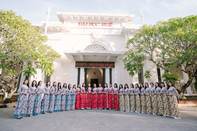 Thí sinh Hoa khôi Đại học Huế trong trang phục áo dài chụp hình lưu niệm trước tòa nhà kiến trúc Pháp là Văn phòng Đại học Huế hiện nay (số 3 đường Lê Lợi, TP Huế). 21 gương mặt tiêu biểu lọt vào chung kết Hoa khôi Đại học Huế ảnh 1