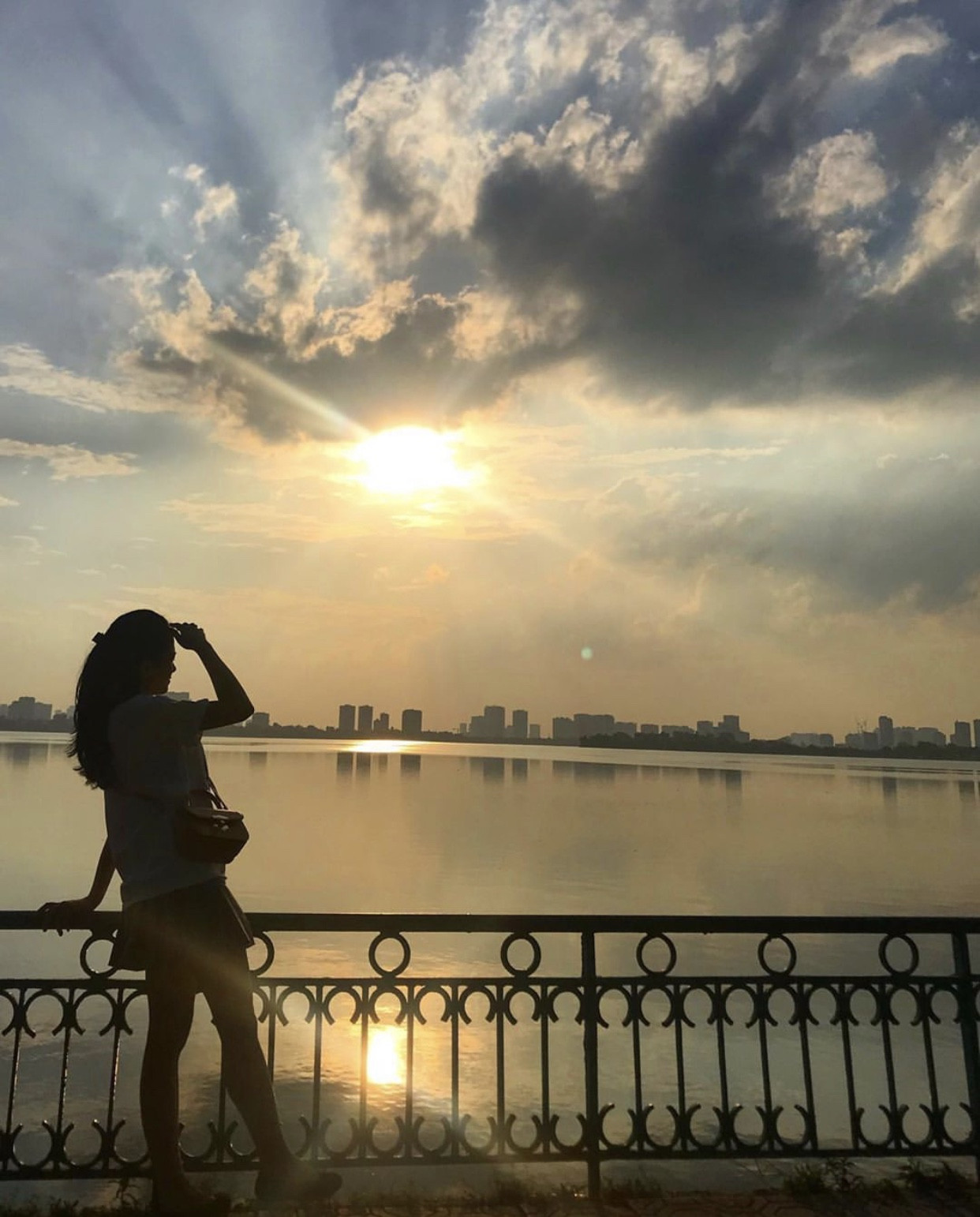 Hoàng hôn hồ Tây: Điểm check-in, thư giãn của giới trẻ Hà Thành ảnh 13