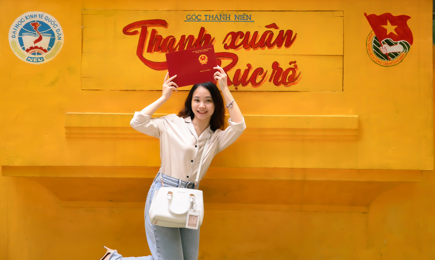 Tân cử nhân trẻ tuổi nhất trường ĐH Kinh tế Quốc dân là Đảng viên, sinh viên xuất sắc ảnh 3