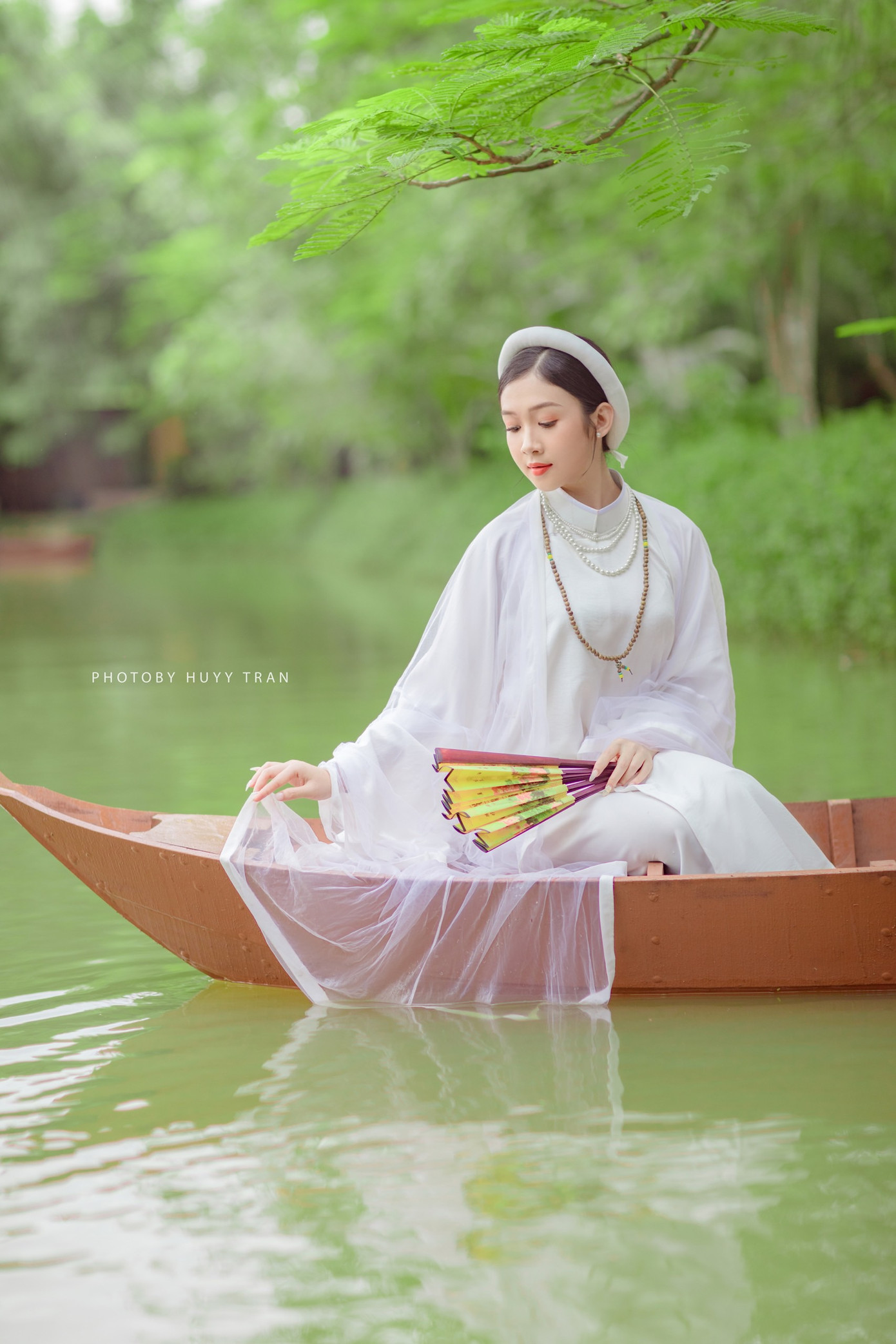 Hoa khôi Hutech đẹp dịu dàng trong áo dài cổ phục Việt Nam ảnh 16