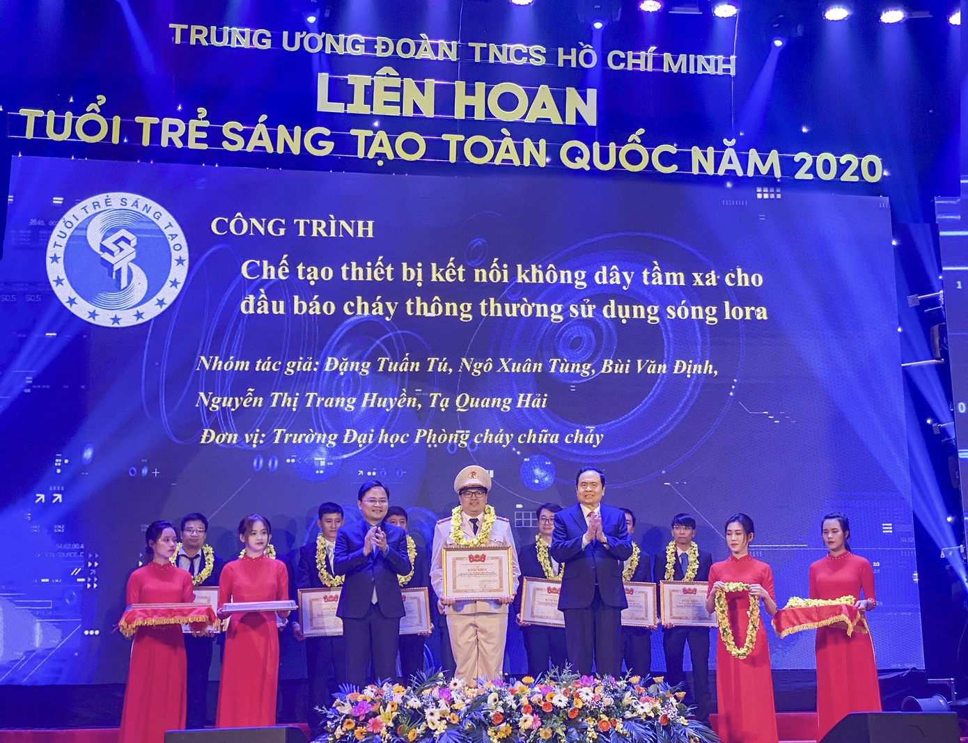 Thượng úy Tuấn Tú nhận bằng khen vì có sản phẩm sáng tạo tại triển lãm “Sáng tạo trẻ toàn quốc năm 2020” Nỗi nghẹn ngào của thầy giáo trường Đại học Phòng cháy Chữa cháy ảnh 5