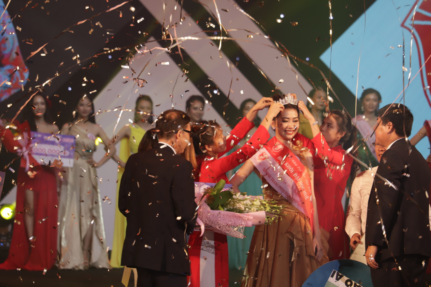 Hoa khôi Đại học Huế 2020: Gọi tên nữ sinh trường Đại học Ngoại ngữ ảnh 1