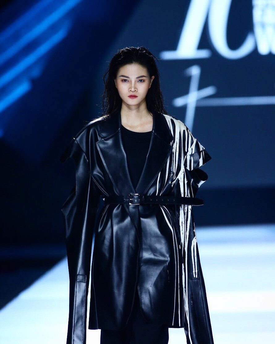 Bông hoa khác biệt giữa một rừng hoa ảnh 5