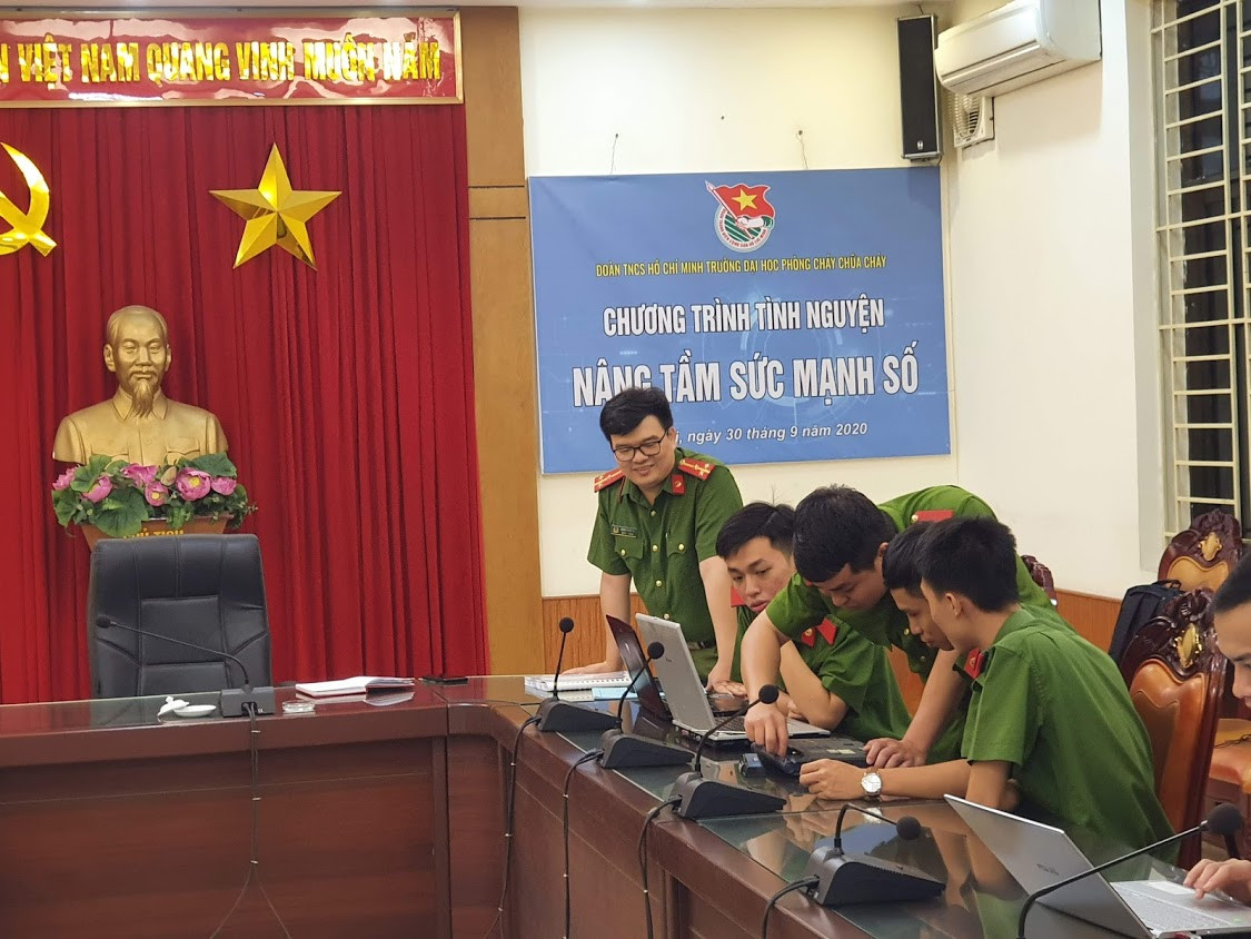 Với thế mạnh về CNTT, thầy Tú quyết định lập một đội tình nguyện chuyên hỗ trợ sửa chữa máy tính cho cán bộ, giảng viên trong trường Nỗi nghẹn ngào của thầy giáo trường Đại học Phòng cháy Chữa cháy ảnh 7