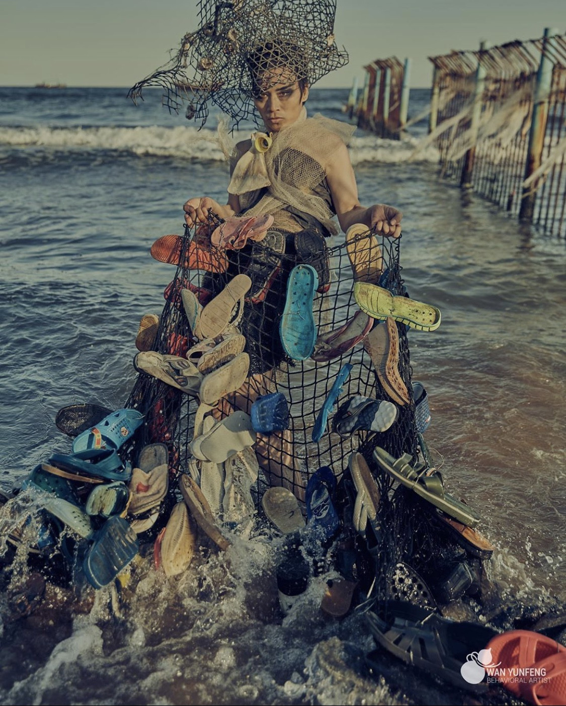 Biến rác thải thành thời trang, tái hiện nỗi đau trước khi chết của sinh vật biển ảnh 1