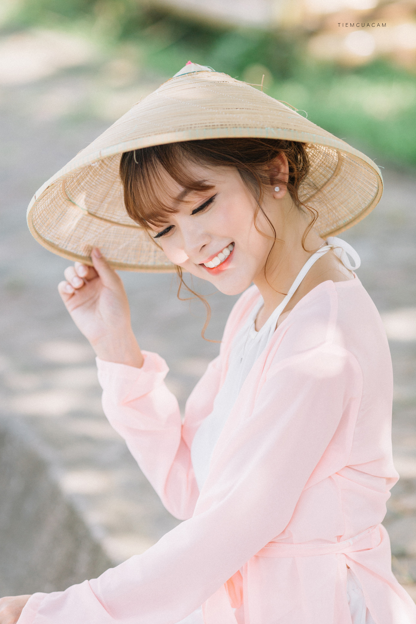 Nữ sinh Tài chính xinh đẹp trong tà áo tứ thân bên hoa sen dưới nắng Hè ảnh 1