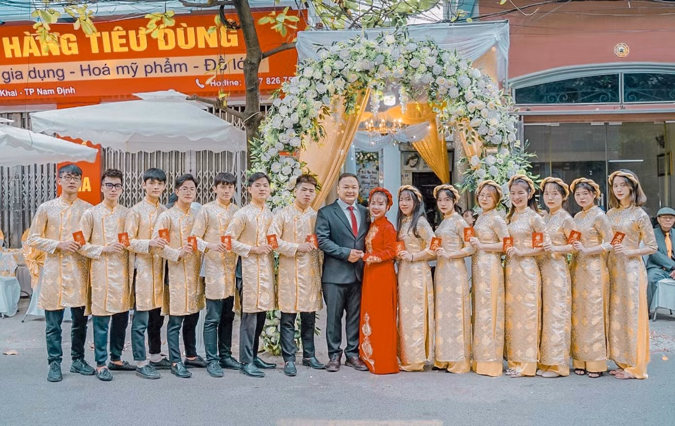Chàng trai Nam Định cung cấp dịch vụ bê tráp cho ngót nghét nghìn cặp đôi ảnh 11