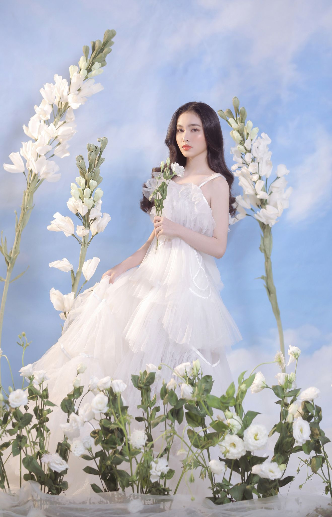 Người đẹp Hồng Nhung khoe vẻ đẹp hút hồn trong bộ ảnh đón năm mới ảnh 3