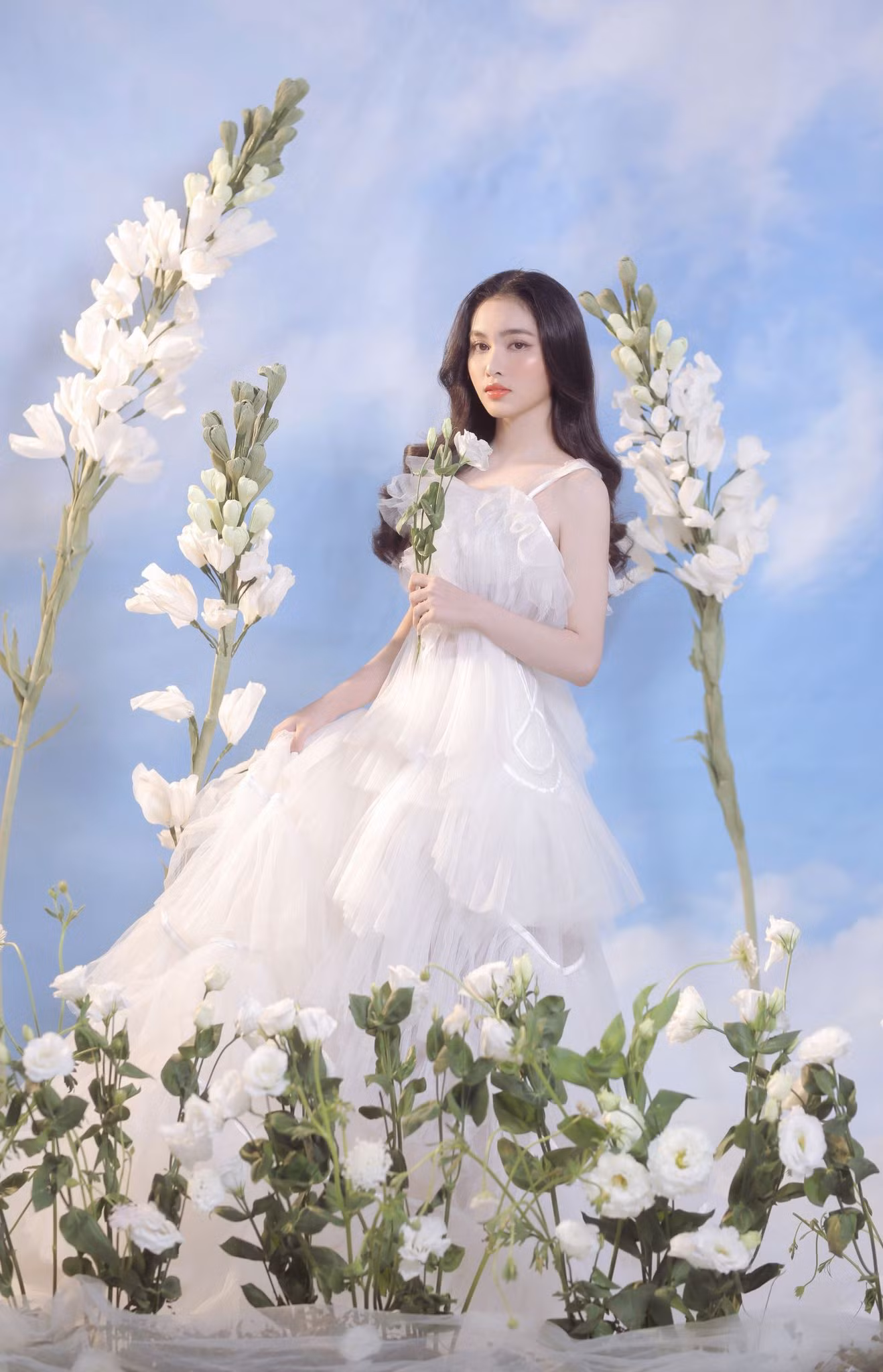 Người đẹp Hồng Nhung khoe vẻ đẹp hút hồn trong bộ ảnh đón năm mới ảnh 3