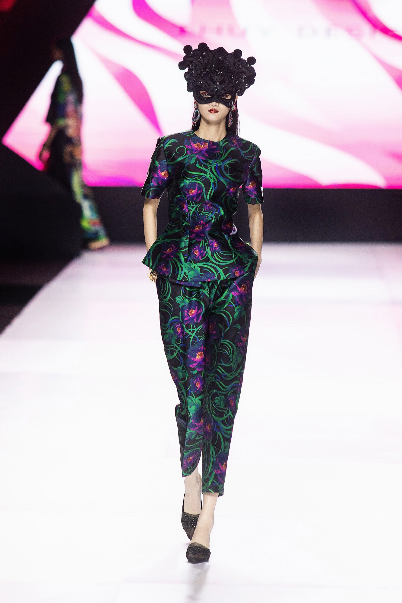 Bông hoa khác biệt giữa một rừng hoa ảnh 12