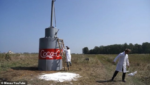 Khui chai Coca 10 ngàn lít trộn thuốc muối tạo tiếng nổ như bom, khí gas cao vài chục mét ảnh 1