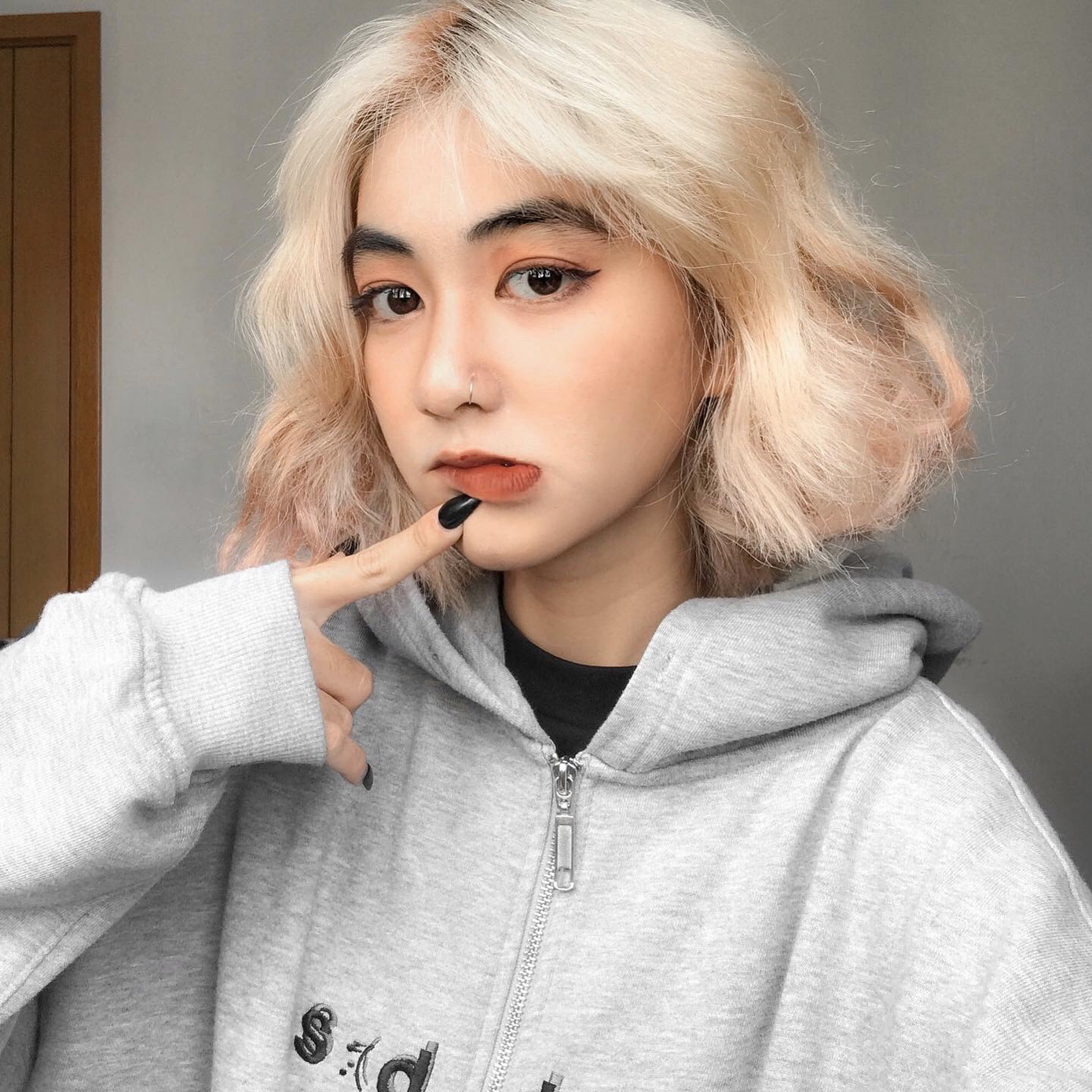 Nữ sinh thay đổi màu tóc mỗi tuần ảnh 1