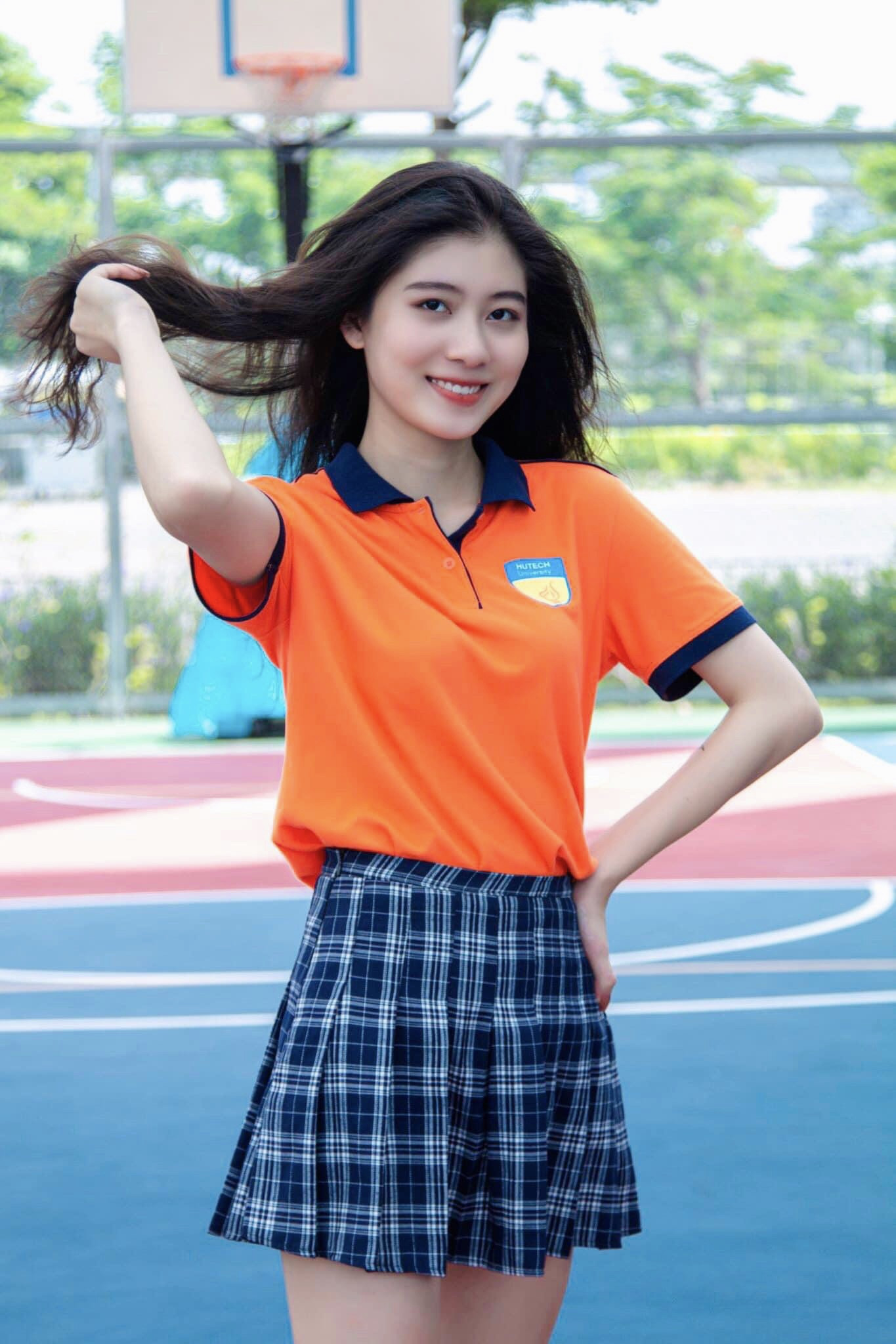 Vẻ đẹp trong veo của nữ sinh Hutech trong bộ đồng phục trường ảnh 1