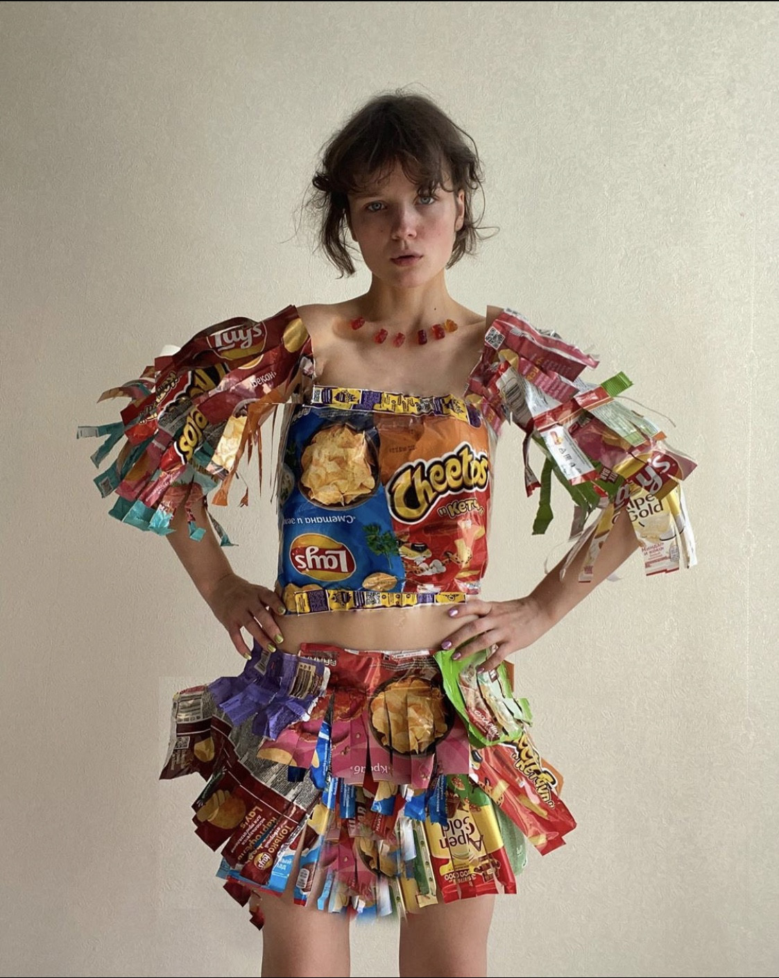 Cô gái 19 tuổi nổi tiếng nhờ tài thiết kế thời trang từ lá bài, đĩa CD ảnh 6