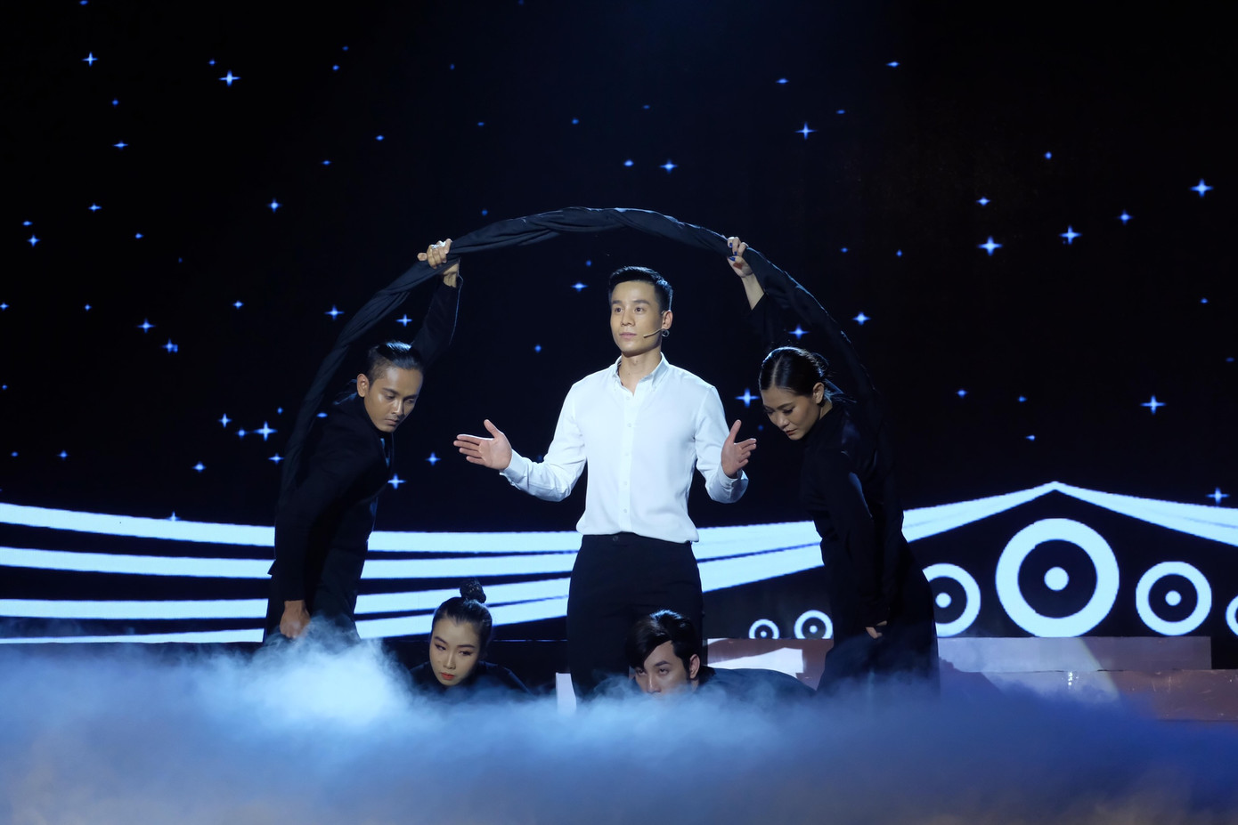 Nam vương Cao Xuân Tài khóc nghẹn ôm bố mẹ trên sóng truyền hình ảnh 5